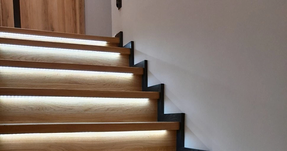 schody z podświetlanymi stopniami